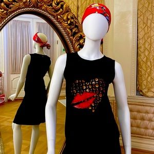 Black with red lips cotton sleeveless Tank top is adorable